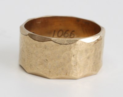 Lot 2529 - A 9ct yellow gold 1mm wide textured band with...