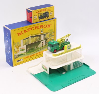 Lot 1471 - A Matchbox MG1 BP Service Station housed in...