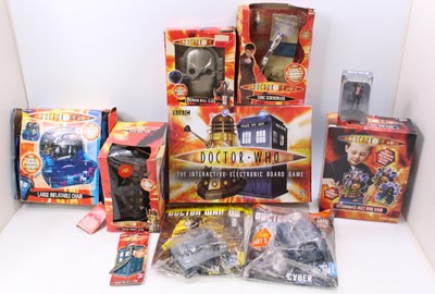 Lot 902 - Doctor Who related novelties and others, to...