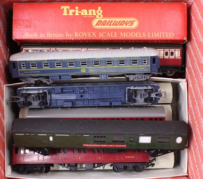 Lot 522 - Triang & Triang Hornby coaches: 4 x LNER teak...