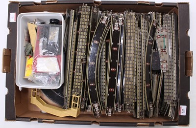 Lot 535 - A large tray of Hornby-Dublo track and other...