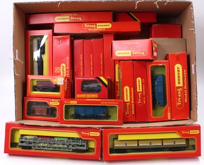 Lot 559 - Approx 27 Triang Hornby goods wagons all boxed....