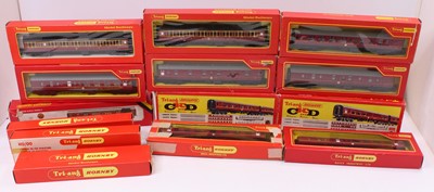 Lot 562 - Sixteen Triang/Triang Hornby coaches all...