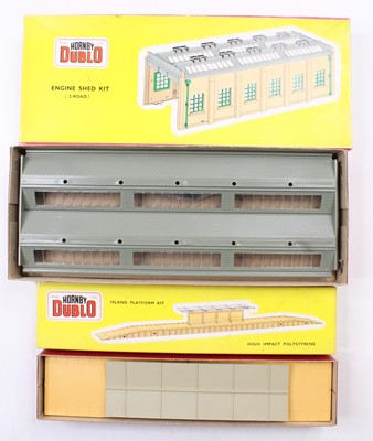 Lot 581 - Two Hornby-Dublo buildings: 5005 Engine shed,...