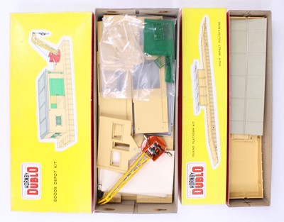 Lot 582 - Two Hornby-Dublo buildings: 5020 Goods Depot,...