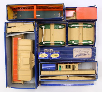 Lot 583 - Various Hornby-Dublo D1 accessories: Through...