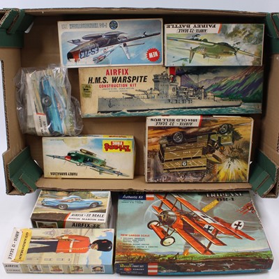 Lot 837 - A collection of mixed plastic military...