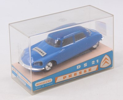 Lot 1779 - A Minialuxe plastic model of a Citroen DS21...