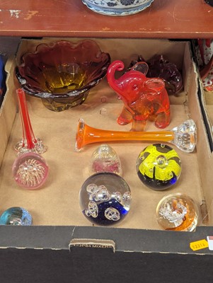Lot 75 - A collection of 20th century glassware, to...