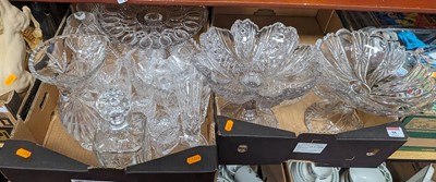 Lot 88 - A collection of glassware to include a cut...