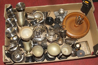 Lot 280 - A collection of metalware, to include silver...