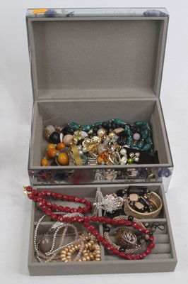 Lot 491 - A jewellery box and contents, to include...