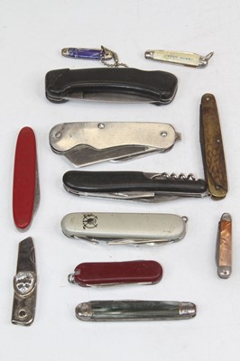 Lot 529 - A collection of various folding pocket knives