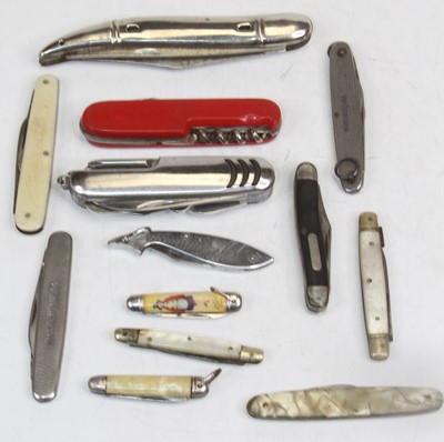 Lot 530 - A collection of various folding pocket knives