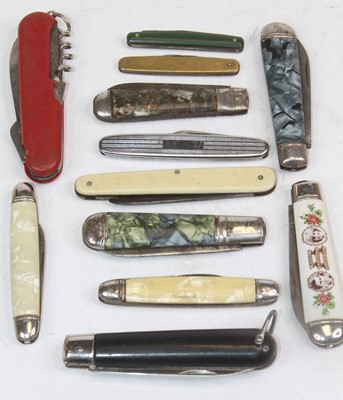 Lot 532 - A collection of various folding  pocket knives