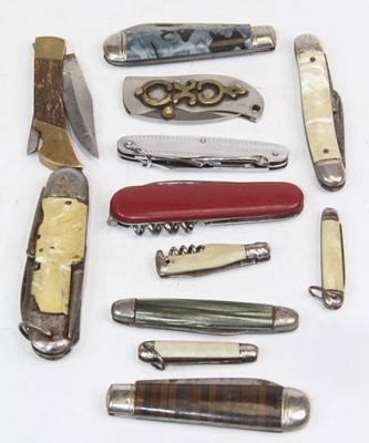 Lot 538 - A collection of various folding pocket knives