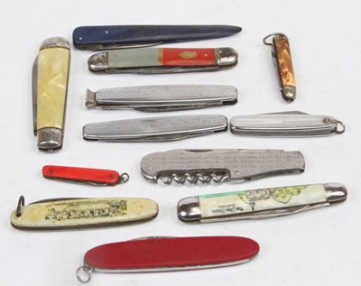 Lot 539 - A collection of various folding pocket knives