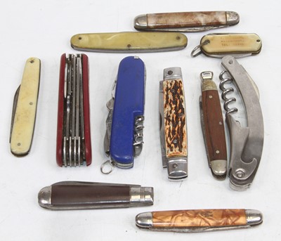 Lot 540 - A collection of various folding pocket knives