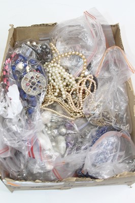 Lot 555 - Mixed costume jewellery, to include beaded...