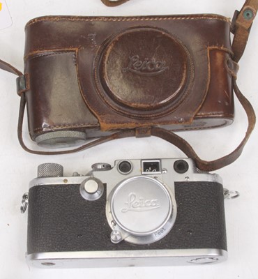 Lot 620 - A vintage Leica SLR camera, No. 512585, with...