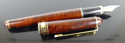 Lot 384 - A Reden's of Paris fountain pen, in marbled...