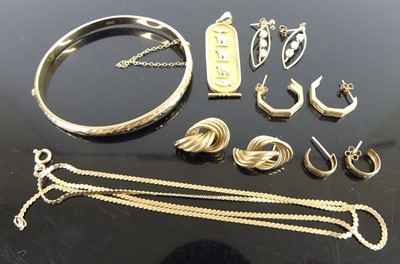 Lot 397 - Assorted yellow metal and 9ct gold, to include...