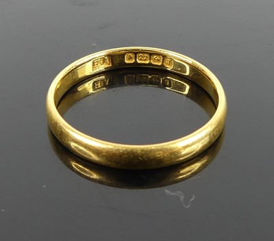 Lot 403 - A 22ct gold wedding band, 2.2g, size L