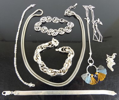 Lot 454 - Assorted contemporary silver and white metal...