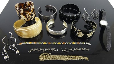 Lot 462 - Assorted costume jewellery, to include bangles,...