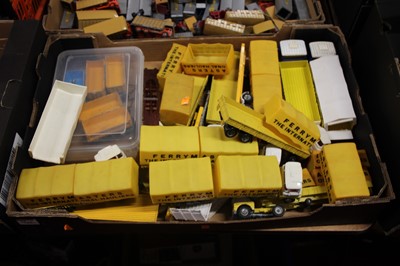 Lot 1543 - A tray containing loose and playworn diecast...