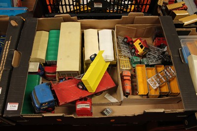 Lot 1546 - A tray containing loose and playworn diecast...