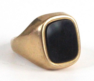 Lot 2541 - A modern gent's 9ct gold and  black onyx set...