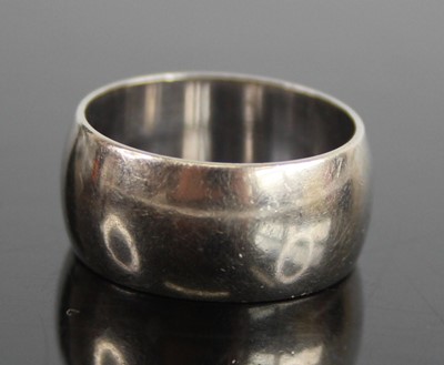 Lot 2551 - A modern 18ct white gold wedding band, 9.4g,...