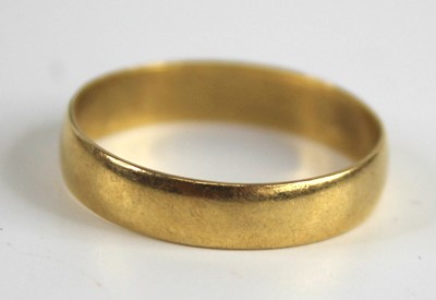 Lot 2739 - An 18ct gold court shaped wedding band,...