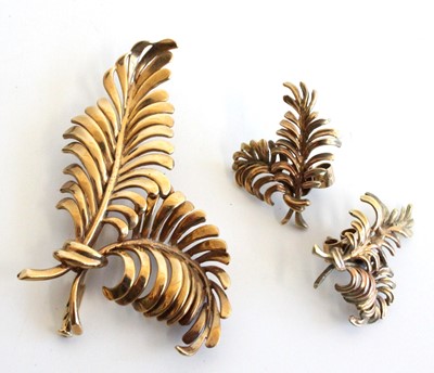 Lot 2668 - A contemporary 9ct gold fern leaf brooch,...