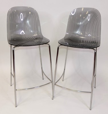 Lot 401 - A pair of contemporary Italian lucite and...