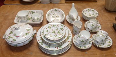 Lot 100 - A Wedgwood tea & dinner service in the Wild...