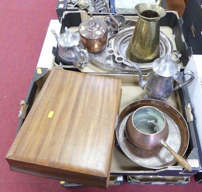 Lot 238 - A collection of metal ware to include silver...