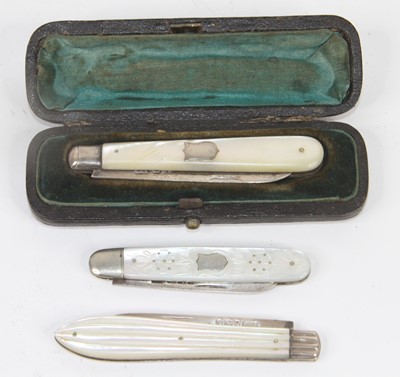 Lot 276 - A Victorian fruit knife, having mother of...