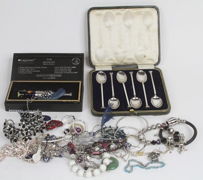 Lot 286 - A set of six Edward VII silver teaspoons,...