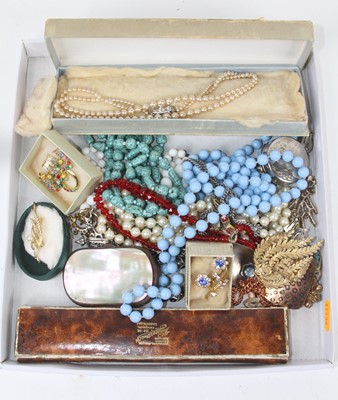 Lot 289 - A collection of costume jewellery to include...