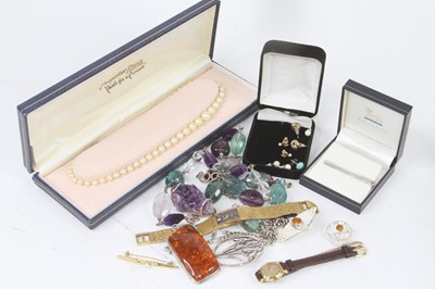 Lot 290 - A collection of costume jewellery to include...