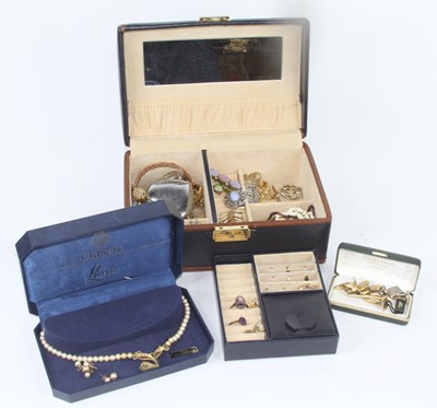 Lot 292 - A collection of costume jewellery to include...