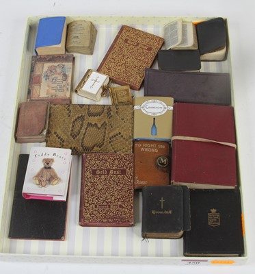 Lot 450 - A collection of vintage miniature books, to...