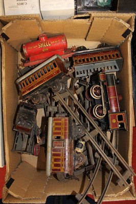 Lot 656 - A tray of 00 gauge related trains and...