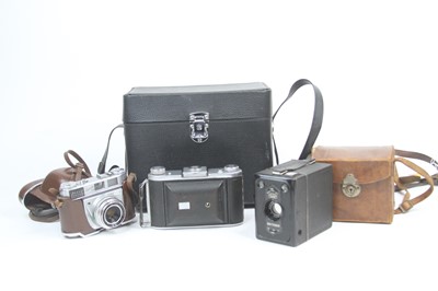 Lot 551 - A collection of vintage photography equipment...