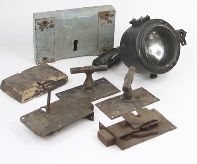 Lot 556 - Miscellaneous items to include an Aldis lamp...