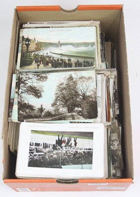 Lot 559 - A collection of vintage postcards to include...