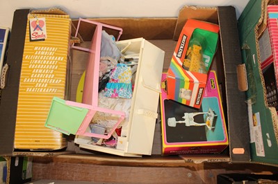 Lot 665 - A tray containing Sindy dolls related...