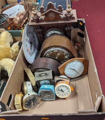 Lot 618 - A collection of various clocks, to include an...